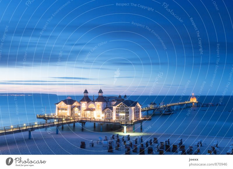 Seebrücke Tourismus Insel Wasser Himmel Wolken Schönes Wetter Küste Ostsee Rügen Sellin Haus Sehenswürdigkeit schön blau gelb schwarz Horizont Idylle Farbfoto