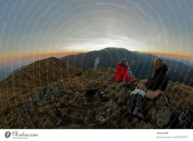 Sonnenuntergang auf dem Gipfel der Welt Freizeit & Hobby Berge u. Gebirge wandern Mensch Frau Erwachsene Mann 2 Umwelt Natur Landschaft Himmel Wolken Herbst