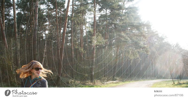 bad hair day blond Sonnenbrille lang Wald grün Physik Waldlichtung Frühling Leichtigkeit Außenaufnahme Freude lachen Haare & Frisuren fliegen Wärme Freiheit