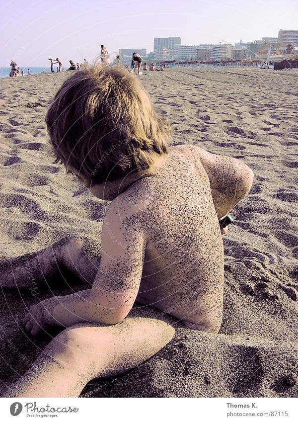 Einmal die Küste entlang und retour. toben Stammhalter Oberkörper Spielen Sommer niedlich Kleinkind Ausgelassenheit Sonnenbad Fröhlichkeit Freude Strand Mensch