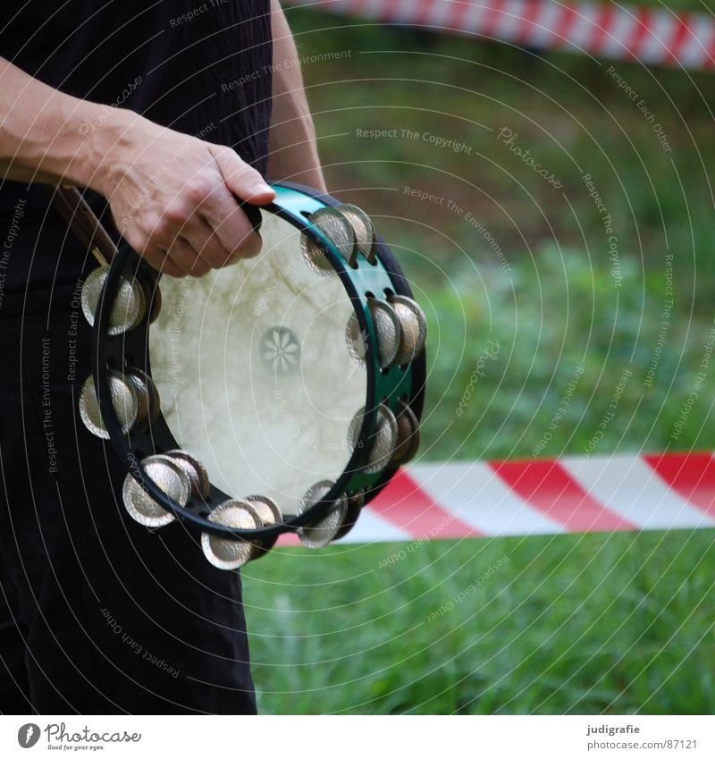 Außerhalb der Sperrzone Pandeiro Schellentrommel geschlossen gestreift rot Hand Klang Schlaginstrumente Konzert ruhig Gras Rhythmus Musikinstrument Spielen