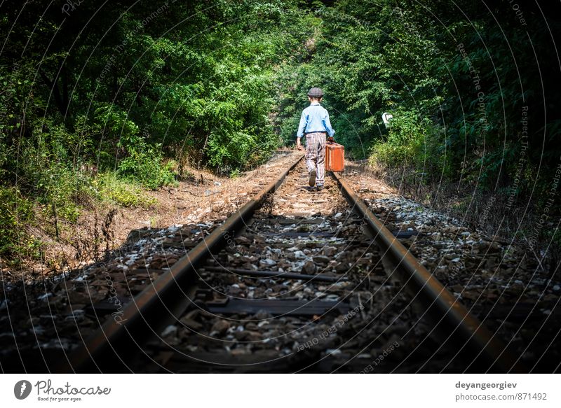 Kind geht auf der Eisenbahn spazieren Ferien & Urlaub & Reisen Mensch Junge Kindheit Natur klein niedlich Einsamkeit Menschen weg laufen Spaziergang Bahn jung