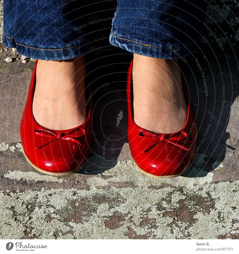 prima, Ballerina jeansblau Schuhe 2 rot Lackschuhe Schuhsohle Schleife zierlich zart Strumpfhose Sonnenlicht kaputt Zusammensein niedlich fein Freude Bekleidung