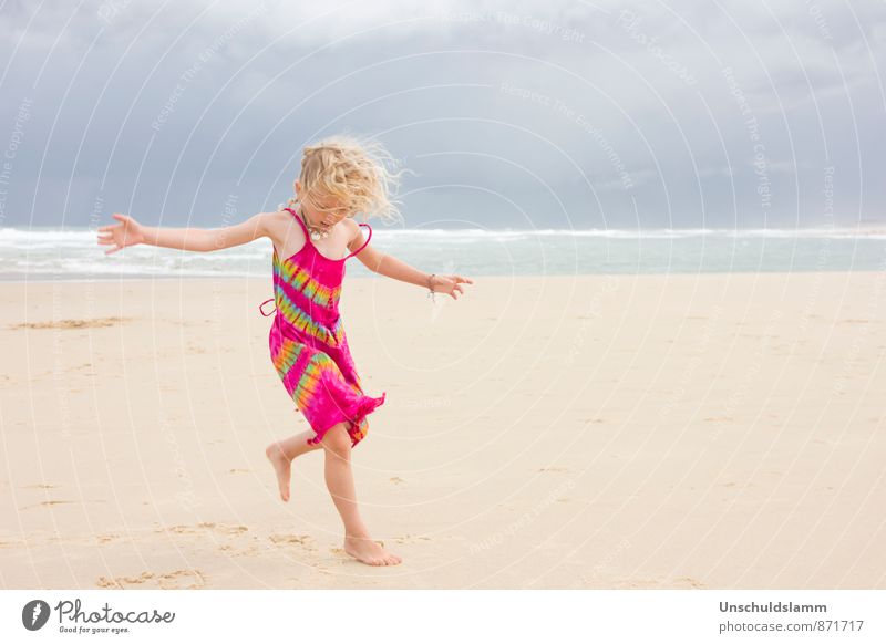 Here comes the sun! Spielen Kinderspiel Ferien & Urlaub & Reisen Sommer Sommerurlaub Strand Mensch Mädchen Kindheit Leben 3-8 Jahre Wolken Gewitterwolken