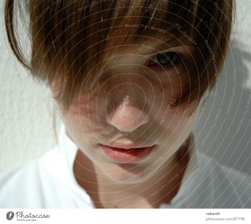 Schau mir in die Augen... geheimnisvoll braun Sommersprossen ernst frontal Porträt verführerisch anstrengen Mensch Blick in die Kamera Schatten Kind Polohemd