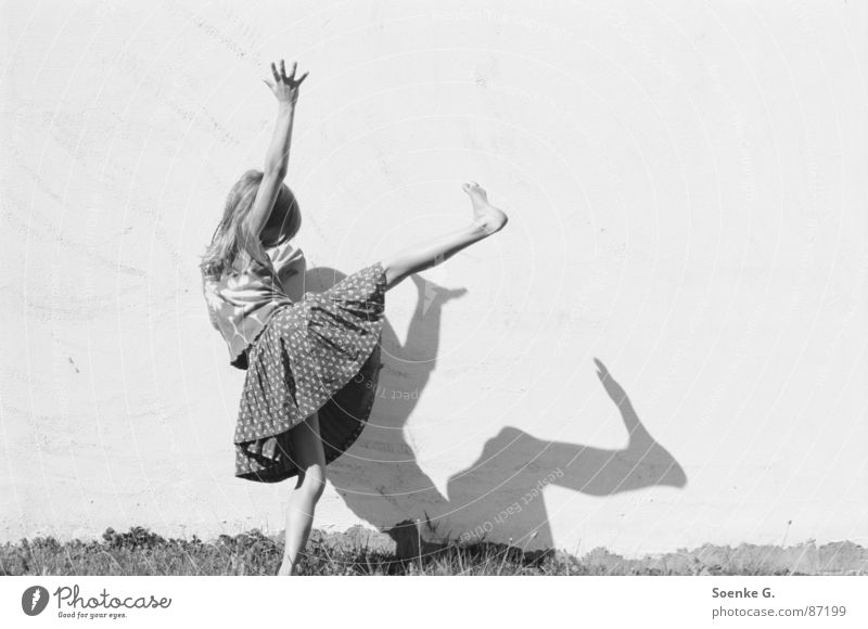 schattenspiel Spielen träumen Wiese Hippie verdunkeln Mauer toben Schwarzweißfoto Freude Kind Schatten kleines kind tagträumen Rasen