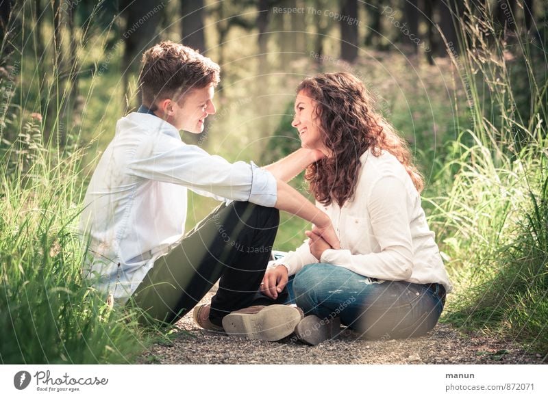 du und ich Junge Frau Jugendliche Junger Mann Freundschaft Paar Partner 2 Mensch Natur Wald berühren festhalten hocken Lächeln Liebe Blick Zusammensein Glück