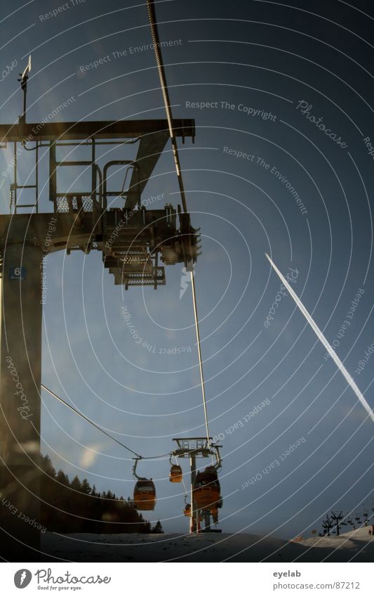 ...wird, wird... Skikurs Pistenzauber Seilbahn Kondensstreifen Flugzeug Stahl Gondellift Winterurlaub Wintersport gekreuzt Schönes Wetter kalt steil tief Freude