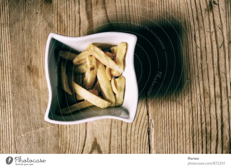 pommes frites im schälchen Lebensmittel Teigwaren Backwaren Ernährung Mittagessen Fastfood Schalen & Schüsseln Übergewicht Holz Essen braun gelb Willensstärke