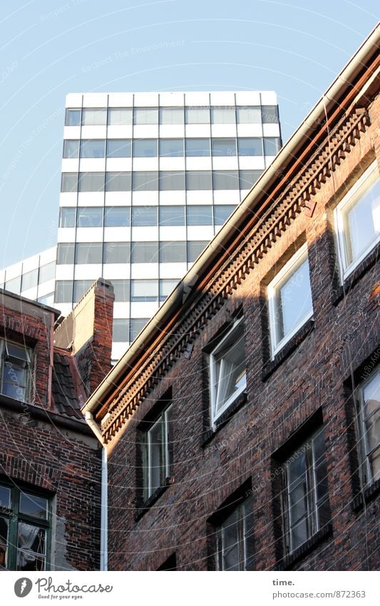 Auslaufmodell | Systemwechsel Himmel Schönes Wetter Haus Hochhaus Bauwerk Gebäude Architektur Mauer Wand Fassade Fenster Dach Dachrinne Schornstein Regenrinne