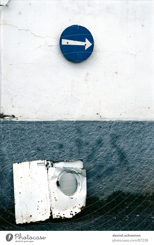 ------> Einbahnstraße Schrott Waschmaschine Fassade Wand Mauer Müll Hinweisschild Altmaterial weiß grau Straßennamenschild obskur Schilder & Markierungen