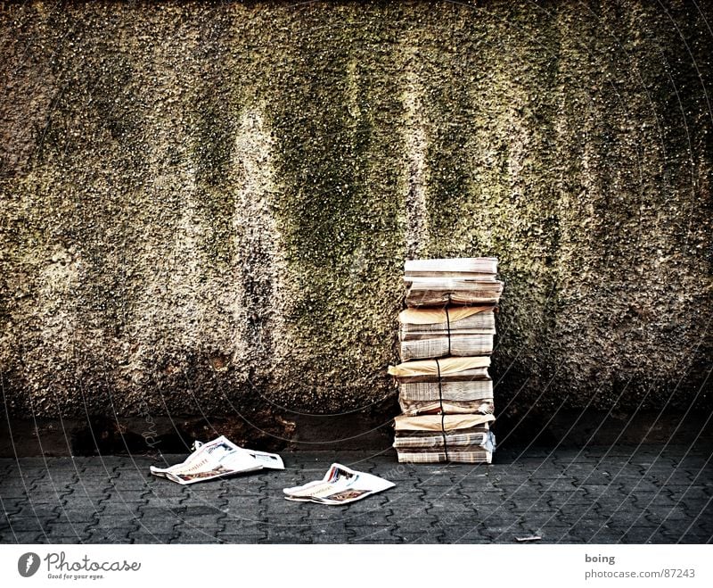 Cliff Poncier Werbung Zeitungsbote Zeitungen austragen Zeitschrift Stapel Mauer Information Straße Läuferstein im Mauerwerk Kleinanzeige Inserat Medien