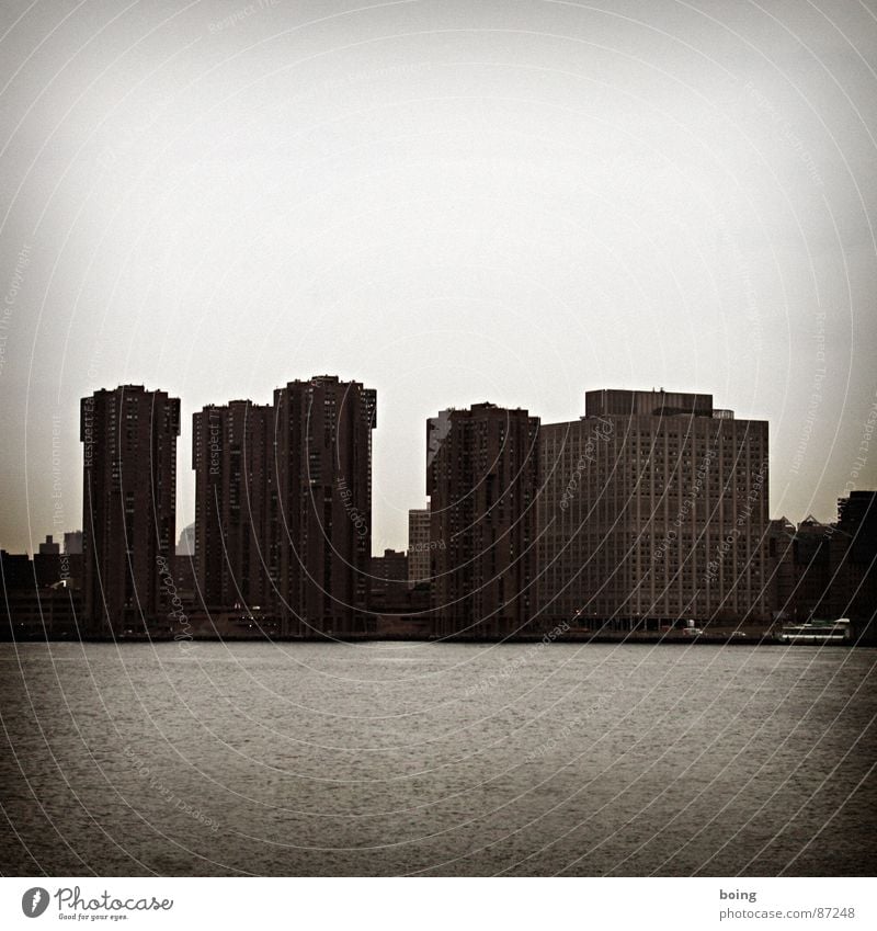 Andrew, Dag und Claire Stadt Hochhaus Block New York City Hudson River dunkel Herbst Winter Wasser Meer Manhattan East River Hafen Skyline Queens