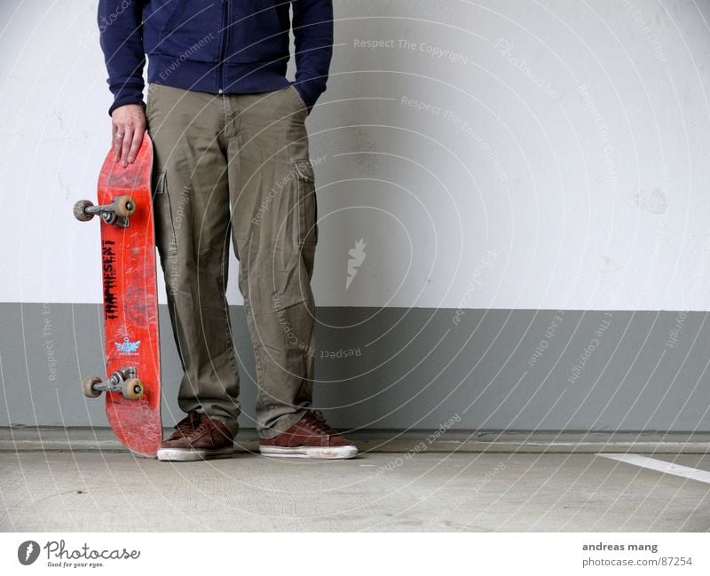 the time after Skateboarding rot Rolle Erholung stehen Hand ruhen Rest Wand fertig Schuhe Spielen Parkdeck Achse chill hands warten wait waiting Mauer