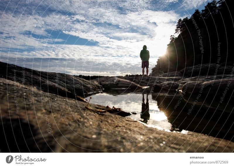 Silhouettenseespiegelung in Südskandinavien Lifestyle Freude ruhig Ferien & Urlaub & Reisen Abenteuer Ferne Freiheit Sommer Berge u. Gebirge wandern Mensch Mann