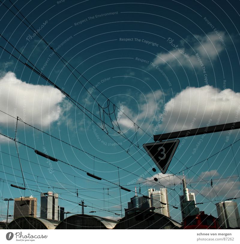 3.1 Hochhaus Frankfurt am Main Wolken Eisenbahn Bahnhof Skyline Hauptbahnhof Himmel blau