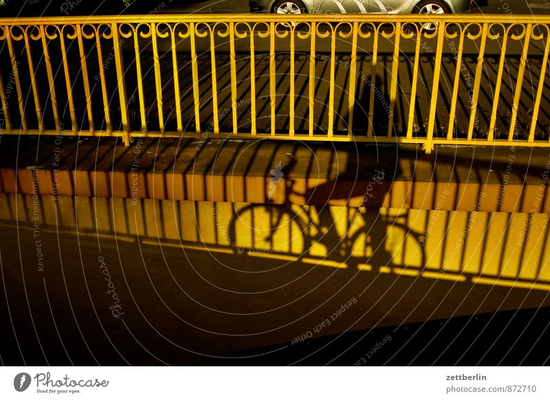 Fahrrad Berlin Stadt deutschland Gebäude Haus Stadtzentrum Stadtleben Schatten Fahrradfahren Fahrradtour Brücke Geländer Treppengeländer Brückengeländer