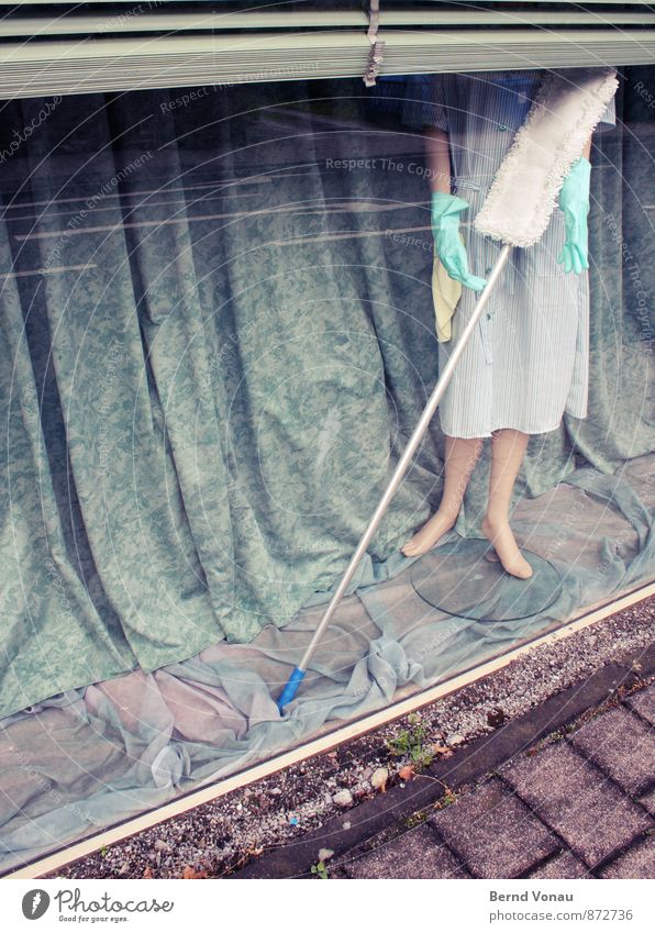 wischen impossible Haus Ladengeschäft Schaufenster Schaufensterpuppe blau braun grau herzlos Faltenwurf Reinigen Raumpfleger Frau Kittel Vorhang Jalousie Glas