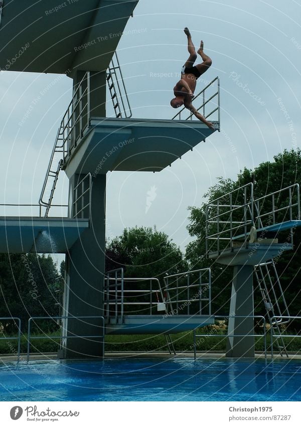 Der Sprung ins Nasse Schanze Schwimmbad Sommer gehen Panik Angst Panik. Fehlsprung Wasser lustig machen platzen zur seite springen rückwärts springen