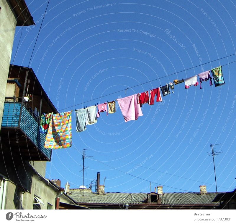 Tante Mascha hatte gewaschen. Wäsche Wäscheleine Hinterhof Handtuch Klammer Antenne Balkon Frühjahrsputz Diebstahl Waschmittel Waschhaus Haushalt Bekleidung