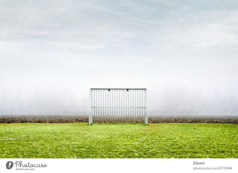 SPIEL R A U M Freizeit & Hobby Spielen Sportstätten Fußballtor Fußballplatz Natur Landschaft Himmel Herbst schlechtes Wetter Nebel Gras Wiese Feld eckig einfach