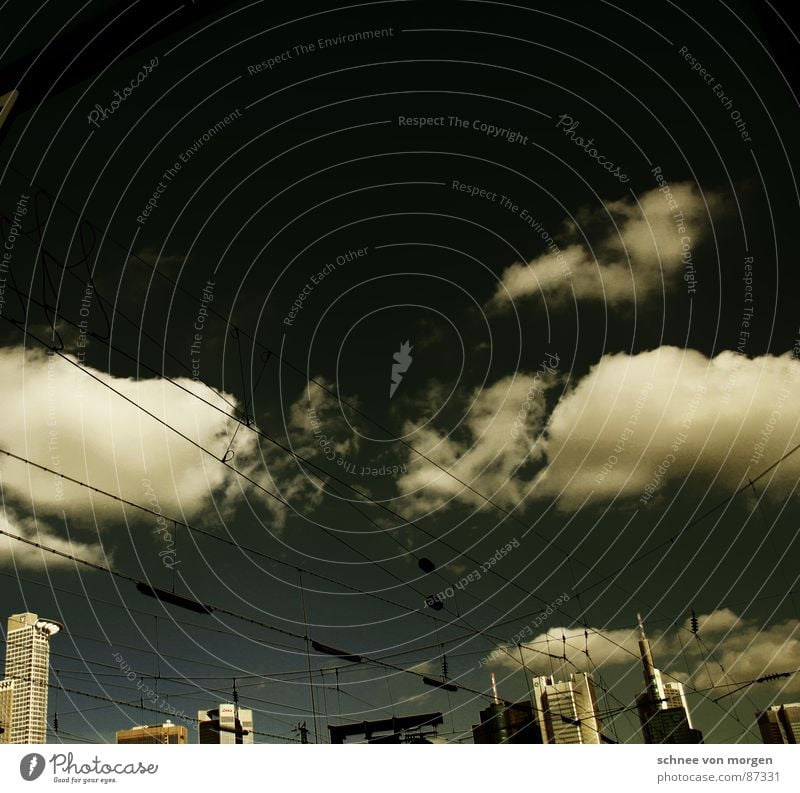 3.2 Hochhaus Frankfurt am Main Eisenbahn braun Himmel Hochhausfestival Skyline Hauptbahnhof clouds sky