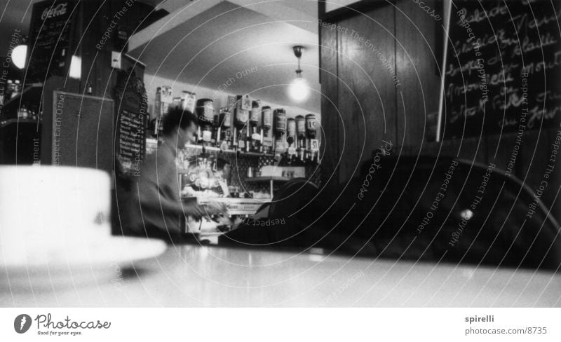 Café in Paris Straßencafé Restaurant Gastronomie Frankreich Bar Nachmittag Frühstück trinken Licht Glühbirne Tasse Europa Kellner dienen Tisch Espresso