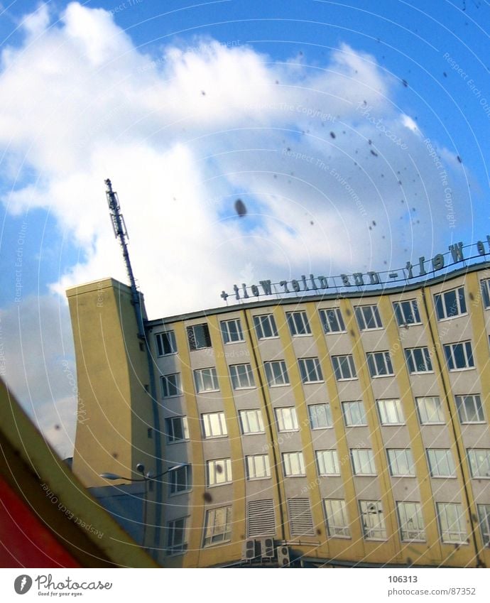 MERK WÜRDIG Haus Baracke reinschauen Spiegel Streifen rund konvex Verkehr Schatten Spiegelbild Post Wolken Fenster Fabrik seltsam Etage außergewöhnlich