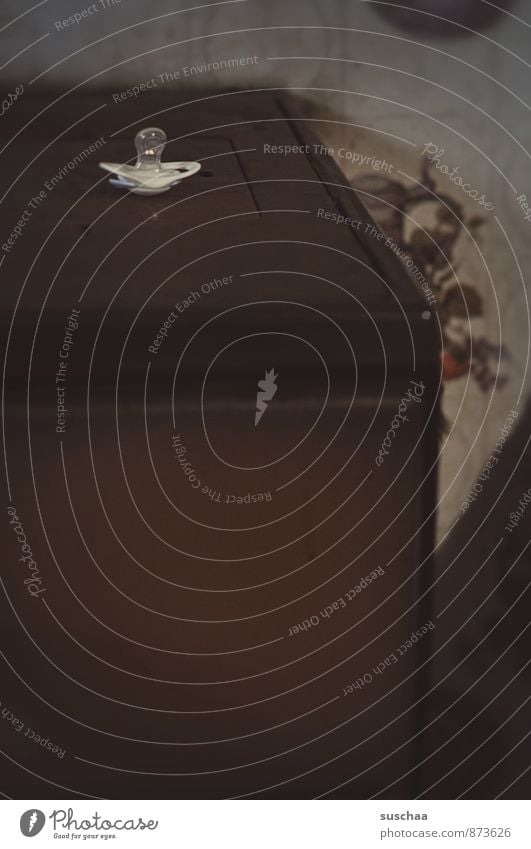 young meets old Häusliches Leben Tapete Erwartung Gegenteil Herd & Backofen Schnuller Kind alt Gedeckte Farben Innenaufnahme Detailaufnahme Menschenleer