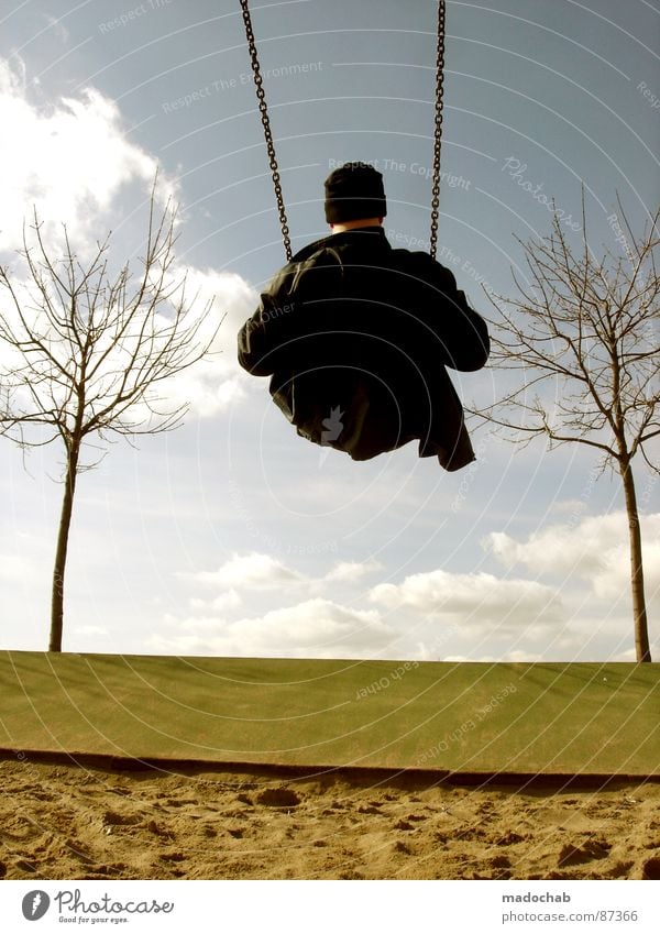 SCHWINGERCLUB Kinderspiel Arbeit & Erwerbstätigkeit Schaukel Sandkasten Einsamkeit geisterhaft verloren desolat wiegen Wolken taumeln Ödland Mensch maskulin