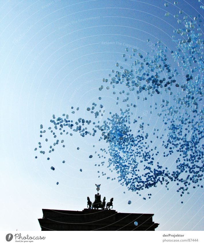 99 Luftballons... Europatag Brandenburger Tor Pferd Horizont Aussicht Portal Durchgang Denkmal Berlin Himmel Skyline Jahrestag