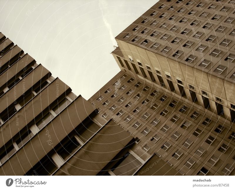 KONKURRENZDRUCK Haus Hochhaus Gebäude Material Gleichgültigkeit Studentenwohnheim Fenster live Block Beton Etage trist dunkel Leidenschaft Spiegel Vermieter