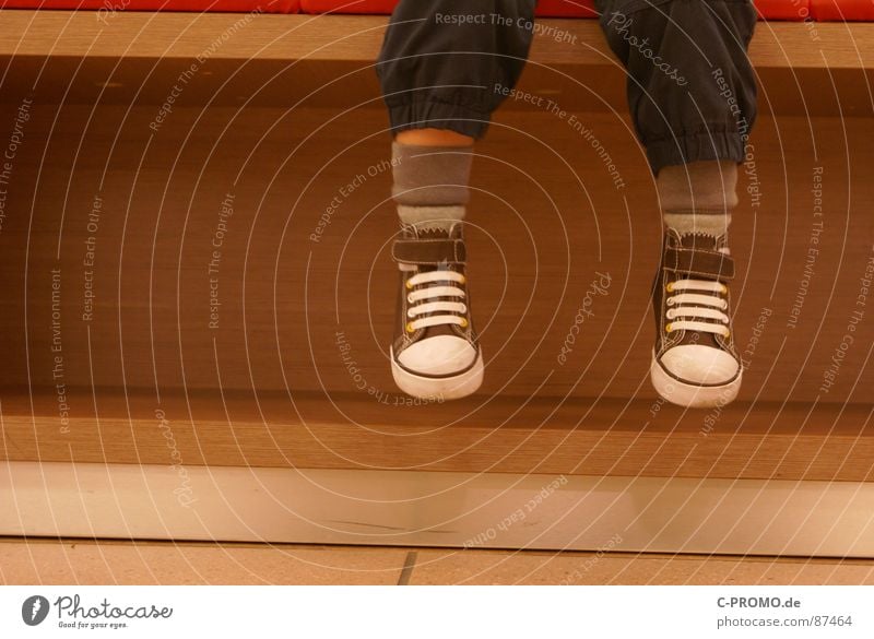 Lieb sitzenbleiben! Schuhe braun Holz Ein Schnäppchen machen Einsamkeit Schlappen Waise Kleinkind Langeweile Kind Möbel Anprobe Bank