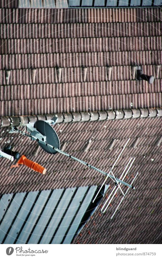 Sitting on the Top of the World Haus Dachboden Fernseher Radiogerät Technik & Technologie Informationstechnologie Medien Fernsehen Stein Metall Kunststoff