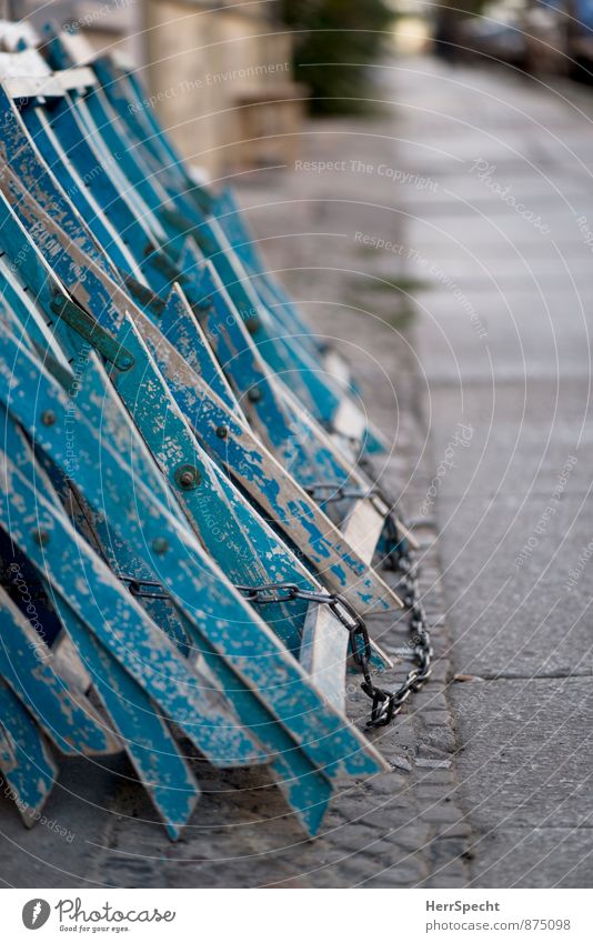 (Weg) Sperrstunde Restaurant Berlin Stadt Stadtzentrum Menschenleer Haus alt trashig blau grau Straßencafé Bürgersteig Stuhl Klappstuhl zugeklappt geschlossen