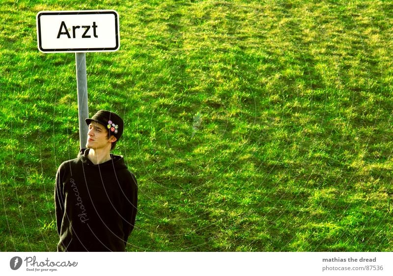 Warten Bis Der Arzt Kommt! Wiese grün Gras Strukturen & Formen Sonnenlicht Physik gelb Straßennamenschild Parkplatz Notfall maskulin Einsamkeit Alm warten