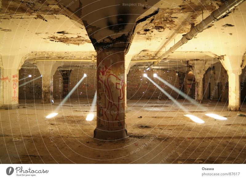 Auch keiner mehr da leer Licht Strahlung Säule Industrie Lagerhalle Lichtstrahl alt Einsamkeit Architektur