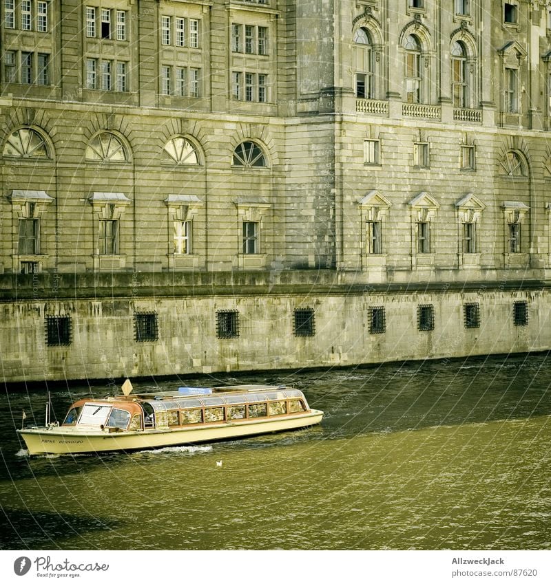 Neulich uffe Spree.. Abwasser Wasserfahrzeug grün braun Bootsfahrt Sandstein Berlin Hauptstadt Kultur Fluss panoramadach touristenkahn dreckig grünlich