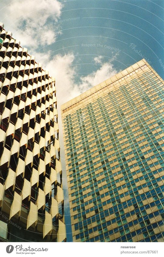 building_1 Fenster Etage Hotel Wohnung Haus Hochhaus Luft Außenaufnahme Wolken Windböe Windseite Windzug Ruhe bewahren Architektur paarbildung