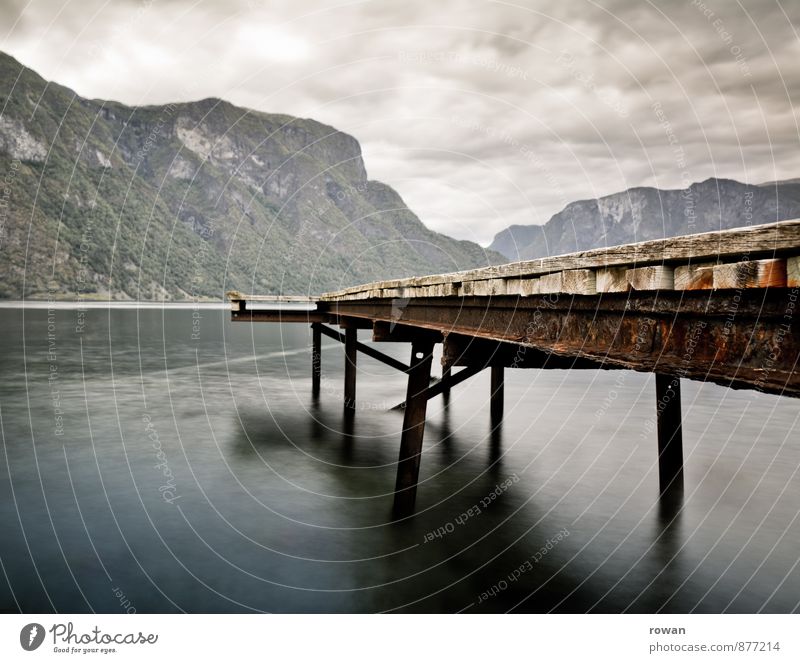 steg Wolken Hügel Felsen Küste Bucht Fjord Meer dunkel Steg Anlegestelle Norwegen geheimnisvoll ruhig Farbfoto Außenaufnahme Menschenleer Textfreiraum links