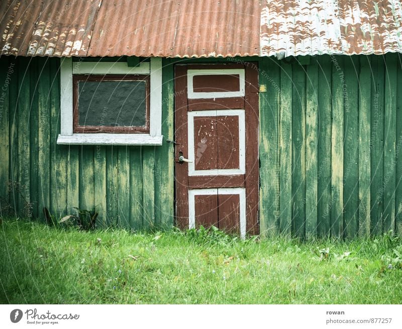 huette Hütte Fenster Tür klein Holzbrett Holzhütte Norwegen Wellblech Farbfoto Gedeckte Farben Textfreiraum rechts Textfreiraum oben Textfreiraum unten Tag