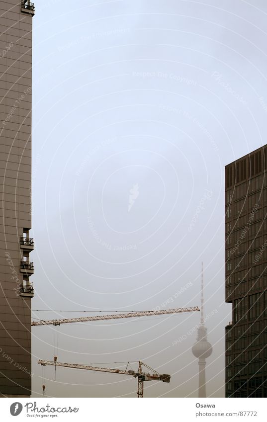 Fake den Zett Alexanderplatz Kran Nebel trüb Berlin alex Turm bedecken Himmel