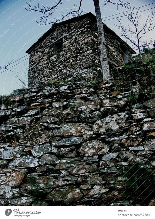 Steinhütte massiv schwer Natursteinhaus Steigung Fenster mystisch Vergangenheit Einsamkeit typisch Zeitreise geheimnisvoll ruhig Kraft bezogen schweigen