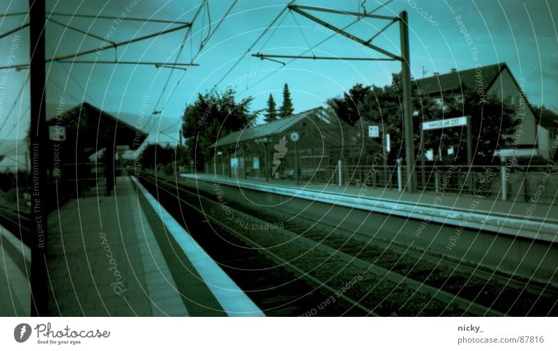 nostalgische bahnsteigs sicht negativ Gleise Nostalgie Straßenbahn Station grün schwarz Bahnhof Himmel nicky