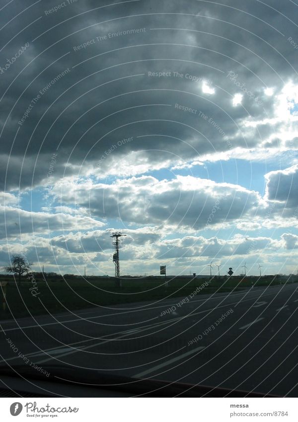 Wolken Landstraße Feld dunkel Himmel Schatten PKW