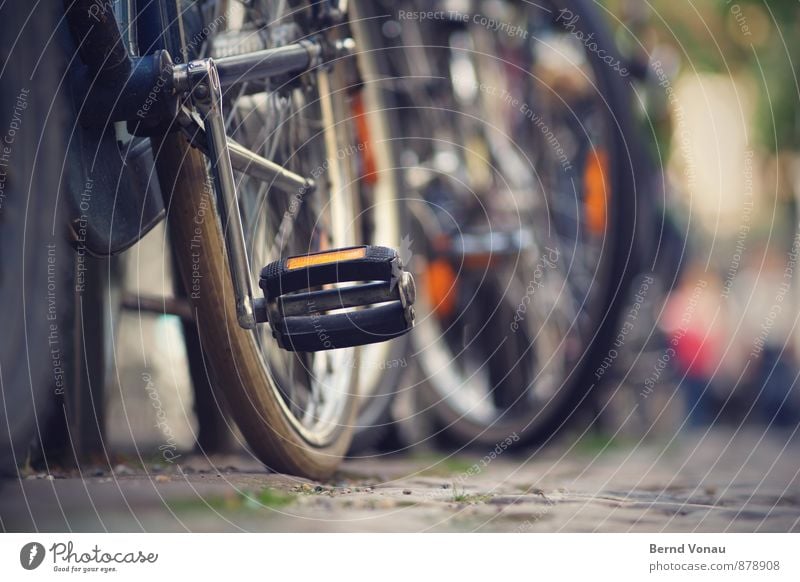 <3FR Freiburg im Breisgau Deutschland Europa Stadt Stadtzentrum Altstadt blau braun mehrfarbig Kopfsteinpflaster Pflastersteine Reifen Fahrrad Pedal Kurbel