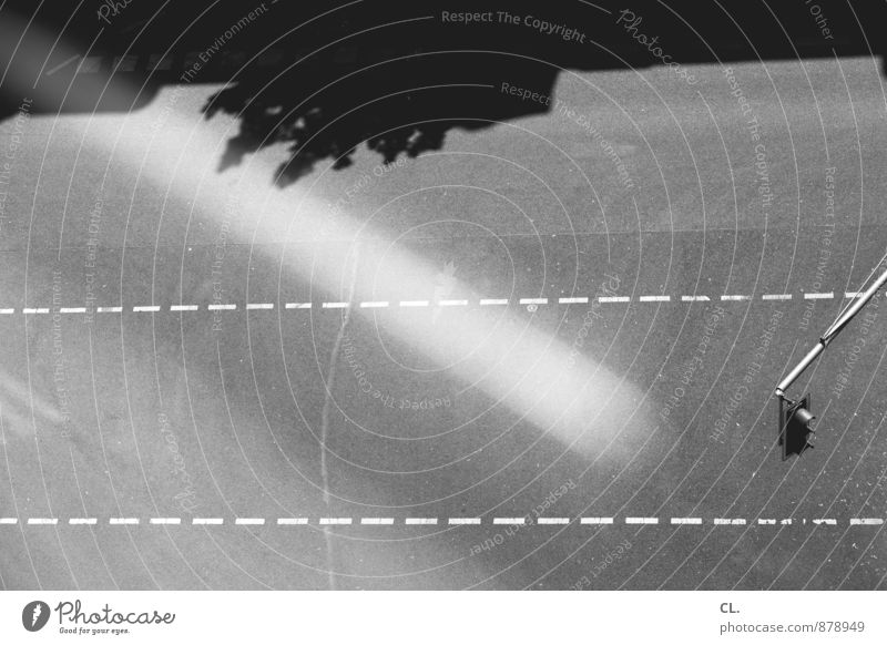 runtergucken Menschenleer Verkehr Verkehrswege Straßenverkehr Autofahren Wege & Pfade Ampel Verkehrszeichen Verkehrsschild komplex Schwarzweißfoto Tag