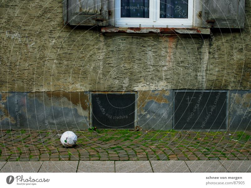 am spielfeldrand Ballsport Fenster Spielen Keller luftlos keine luft verein Kindheit