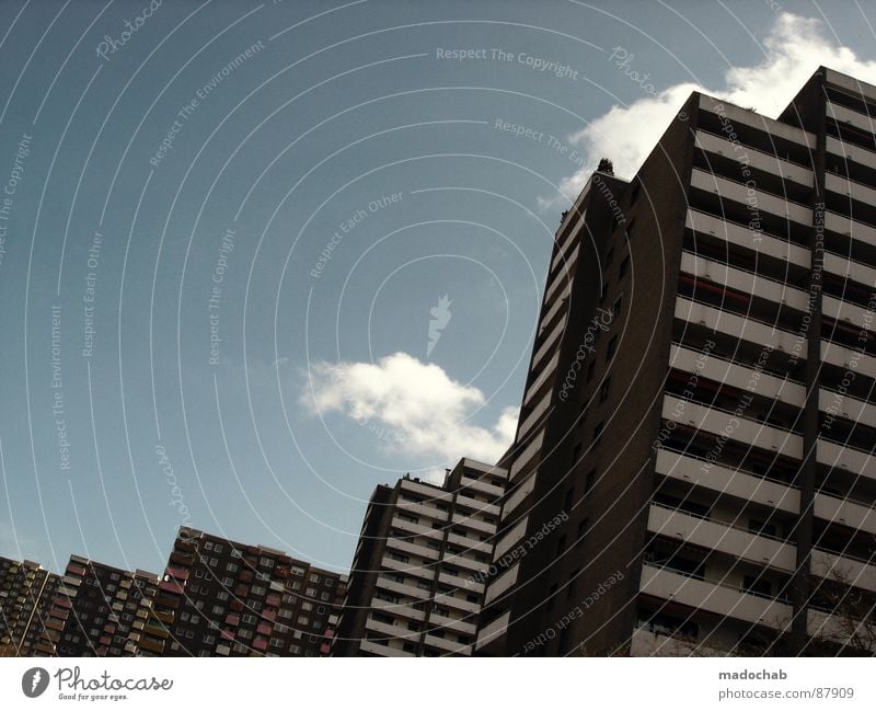 WIR LEBEN Haus Hochhaus Gebäude Material Fenster live Block Beton Etage Apokalypse brilliant Endzeitstimmung himmlisch Götter bedrohlich Respekt erhaben