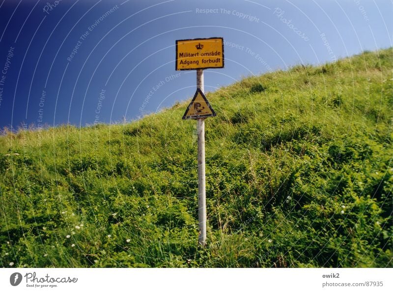 Militärisches Sperrgebiet Ferien & Urlaub & Reisen Ferne Freiheit Sightseeing Sommerurlaub Ausland Militärgebiet Wolkenloser Himmel Horizont Gras Wiese Zeichen